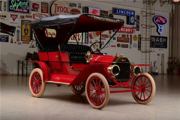 Xe ô tô mui trần cổ Ford Model T 1908 màu đen trên đường