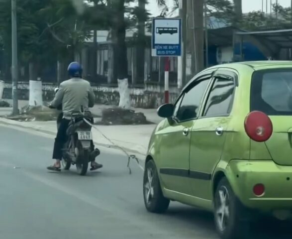 Hình ảnh xe máy kéo ô tô hỏng tại Vĩnh Phúc, minh họa cách kéo xe ô tô máy kéo sai quy định
