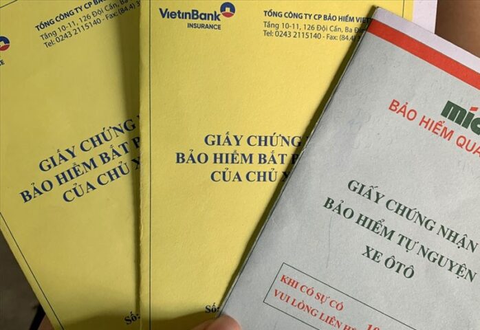 Xe ô tô màu đỏ vui vẻ tham gia giao thông