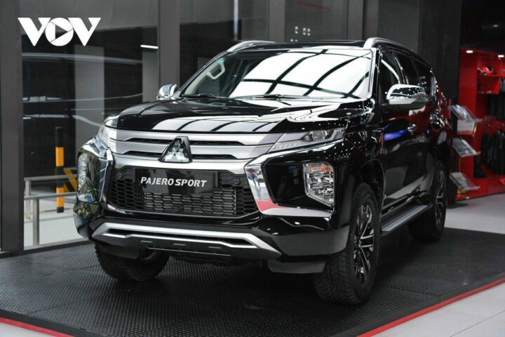 Hình ảnh xe ô tô Mitsubishi Pajero Sport 7 chỗ máy dầu màu đen sang trọng