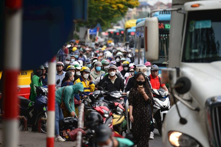 Bức tranh giao thông đô thị phức tạp, nơi xe máy chế ô tô cần tuân thủ quy định an toàn