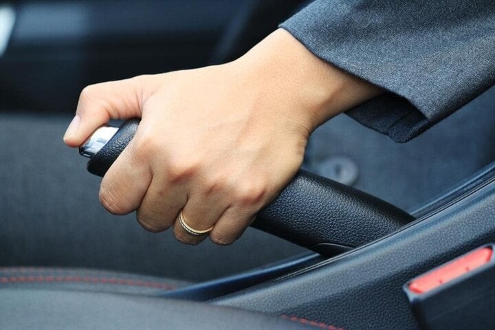 Một bánh sau xe ô tô đang vận hành, minh họa tầm quan trọng của hệ thống phanh.