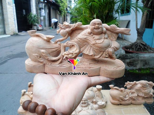 tượng di lặc để xe ô tô gỗ xá xị mặt sau tinh xảo