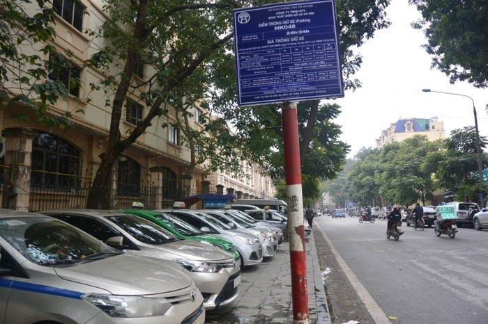 Kinh nghiệm gửi xe ô tô an toàn trên đường phố, hình ảnh minh họa cảnh đỗ xe ở khu vực trung tâm