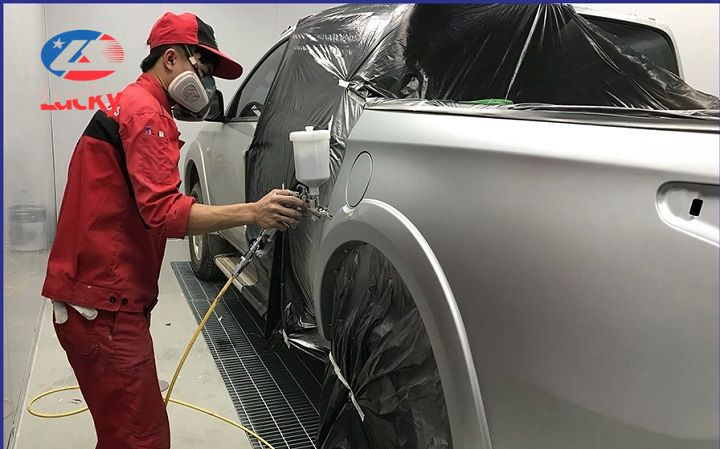 Thợ đang thực hiện quy trình sơn xe ô tô bằng phương pháp sơn dặm
