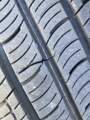 Hình ảnh minh họa một chiếc lốp xe ô tô Michelin R14 bền bỉ đang chịu tác động từ mảnh vỡ trên đường