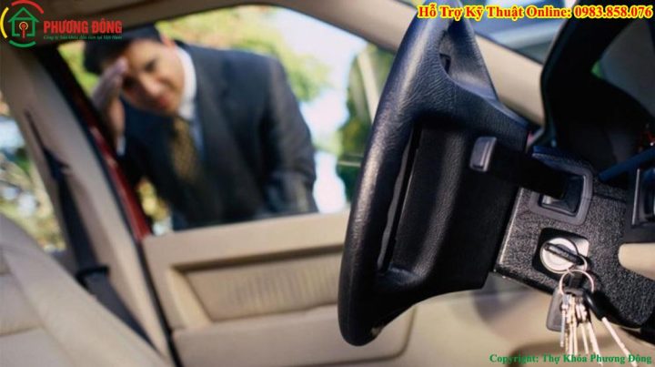 Hình ảnh minh họa tình huống quên chìa khóa trong xe ô tô