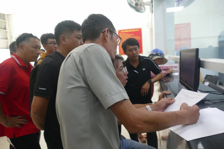 Người dân thực hiện thủ tục bấm biển số xe ô tô trực tuyến không cần đến cơ quan đăng ký