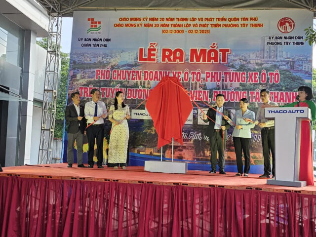 Lãnh đạo Quận Tân Phú và các đại biểu làm lễ ra mắt Phố ô tô chuyên doanh tại TPHCM