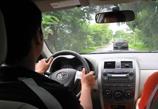 Kinh nghiệm lái xe ô tô số sàn cho người mới