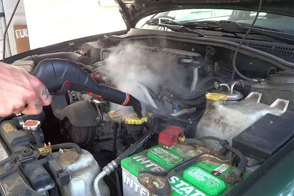 Kỹ thuật xịt rửa khoang máy ô tô chuyên nghiệp