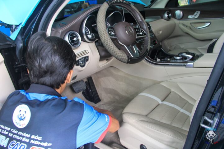 Kỹ thuật viên của tiệm rửa xe ô tô Nha Trang Panda Car Spa đang đánh giá tình trạng xe trước khi rửa.