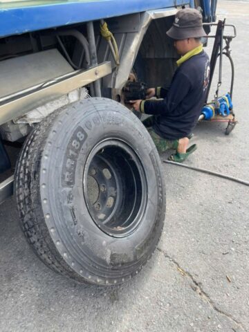 Vá vỏ xe ô tô gần nhất: Xe cứu hộ lốp ô tô 24/24 lưu động của Cửu Long Thiên