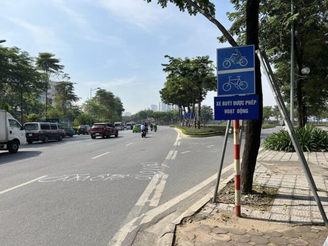 Hình ảnh giao lộ từ đường Võ Chí Công vào Hoàng Minh Thảo, minh họa vấn đề phân làn đường dành cho xe ô tô và xe máy