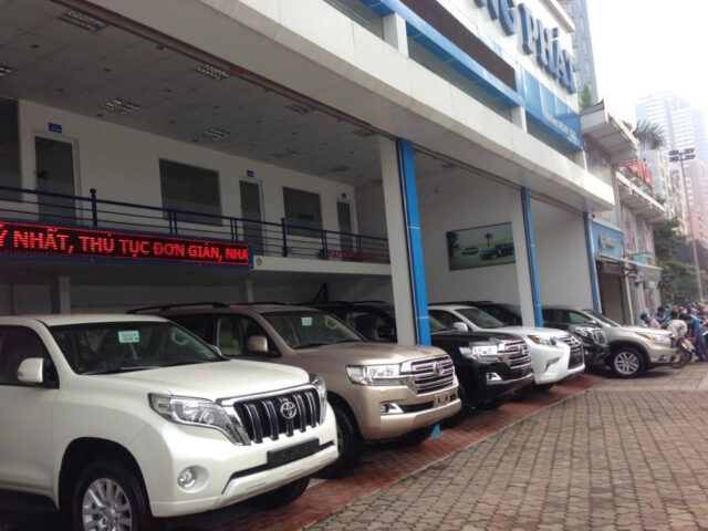 Salon xe ô tô TPHCM hiện đại với xe đang được chăm sóc