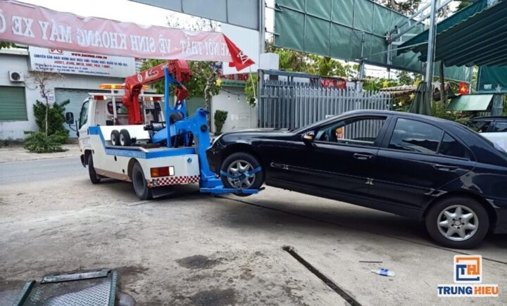 Kỹ thuật viên chuyên nghiệp sửa xe ô tô Hà Nội tại gara Khoa Nguyên