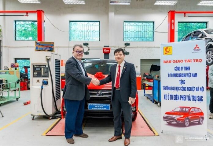 Ô tô điện hybrid PHEV và trụ sạc được bàn giao, phục vụ nghiên cứu công nghệ xe ô tô tiên tiến tại Đại học Công nghiệp Hà Nội