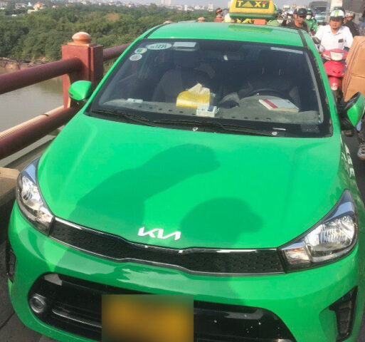 Xe ô tô taxi bỏ lại trên cầu, vụ nhảy cầu để lại xe ô tô, tìm kiếm nạn nhân nhảy cầu, cảnh sát điều tra vụ việc