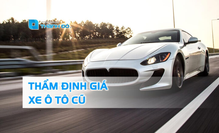 Thẩm định viên kiểm tra thân vỏ xe ô tô cũ