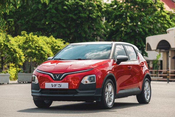 Xe ô tô VinFast VF 5 với doanh số ấn tượng trong tháng 7, góp phần vào thị trường xe ô tô Việt Nam.