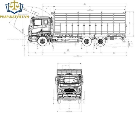 Người thợ đang kiểm tra kỹ thuật xe ô tô trong quy trình thủ tục hoán cải xe ô tô