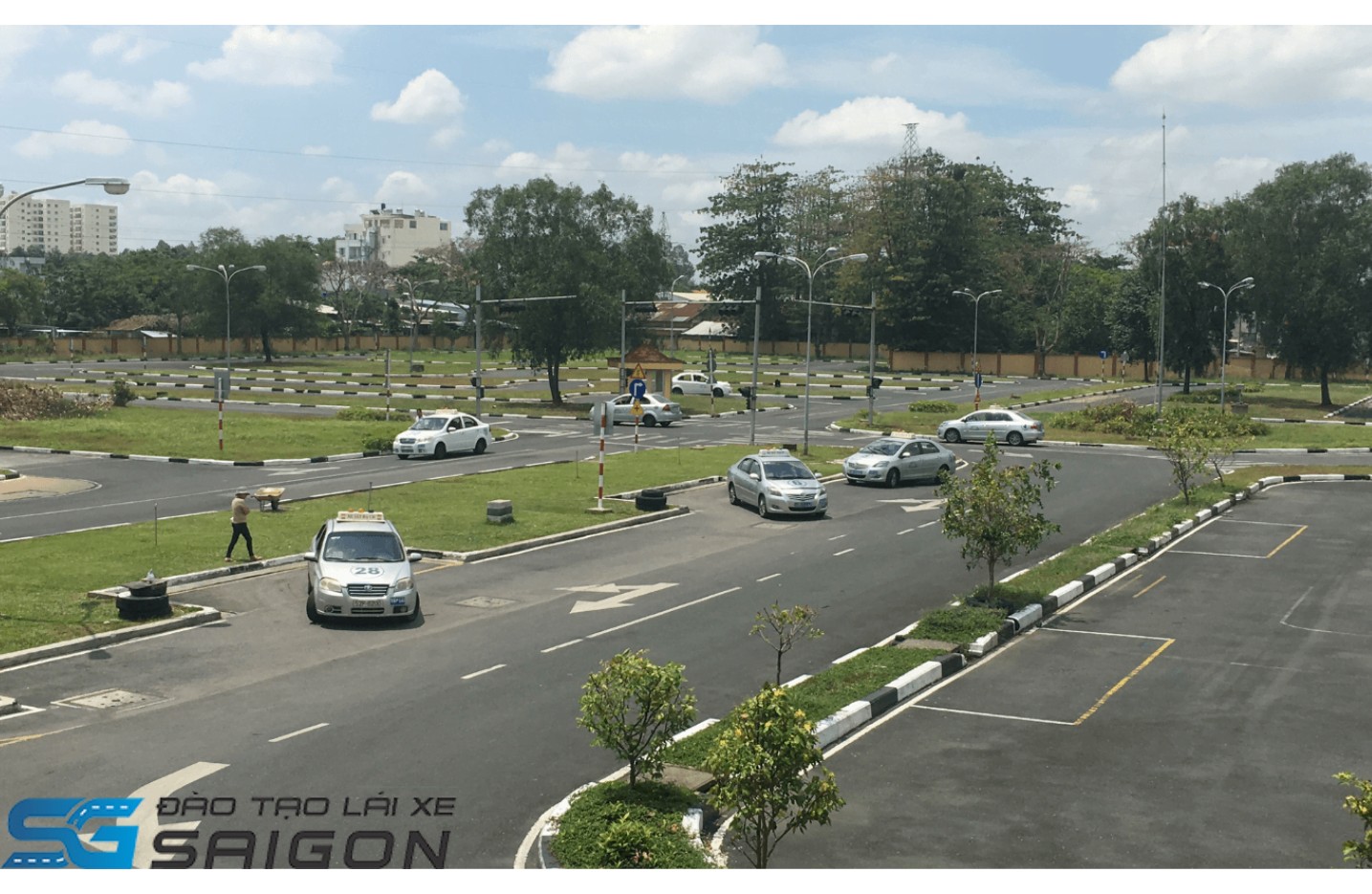 Học viên đang thực hành lái xe ô tô 4 chỗ trên sân tập, minh họa thời gian đào tạo bằng lái B1 B2