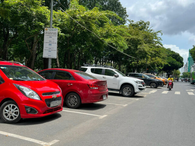 Ô tô đỗ tại bãi thu phí đỗ xe ô tô dưới lòng đường ở đường Lê Lai, Quận 1