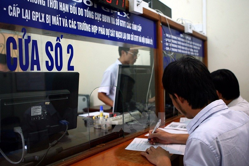 Người dân thực hiện thủ tục đổi bằng lái xe ô tô sang thẻ nhựa PET tại Sở GTVT