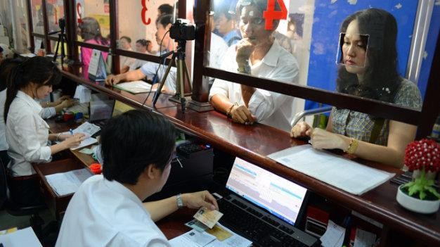 Người lái xe ô tô đang kiểm tra thông tin trên bằng lái xe PET, chuẩn bị cho việc gia hạn bằng lái xe ô tô.