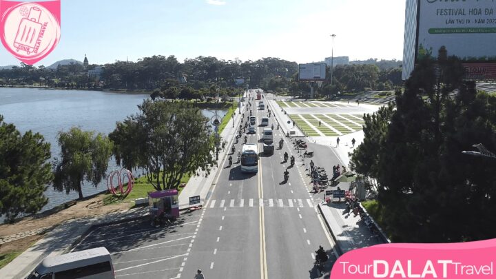 Xe ô tô du lịch Đà Lạt tiện lợi, với nhiều dòng xe hiện đại sẵn sàng phục vụ du khách khám phá phố núi.