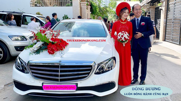 Dịch vụ thuê xe ô tô cưới sang trọng với xe hoa được trang trí lộng lẫy