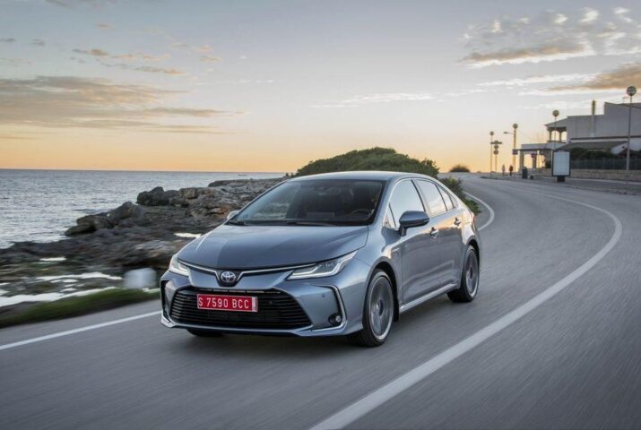 Xe Toyota Altis đang di chuyển trên đường, minh họa cho việc chọn lốp phù hợp tối ưu **giá xe ô tô Altis** và trải nghiệm lái