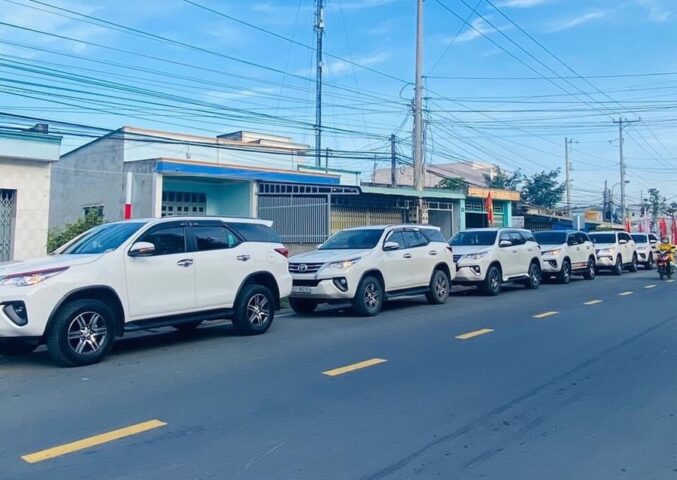 Hình ảnh xe ô tô 7 chỗ Fortuner màu trắng sang trọng, thể hiện thiết kế ngoại thất mạnh mẽ