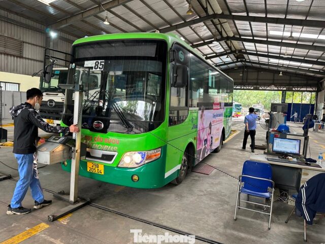 Hình ảnh ô tô xe buýt chờ đăng kiểm bị từ chối do vấn đề giấy tờ