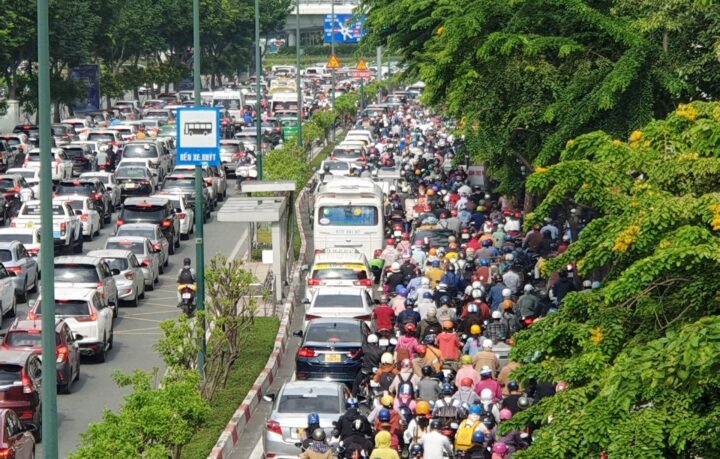 Cảnh ùn tắc giao thông nghiêm trọng, nhiều ô tô vào phân làn xe máy trên đường Phạm Văn Đồng, TP.HCM