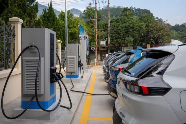 Trạm sạc V-GREEN cho xe điện VinFast, thúc đẩy sự phát triển của thị trường ô tô và xe máy điện