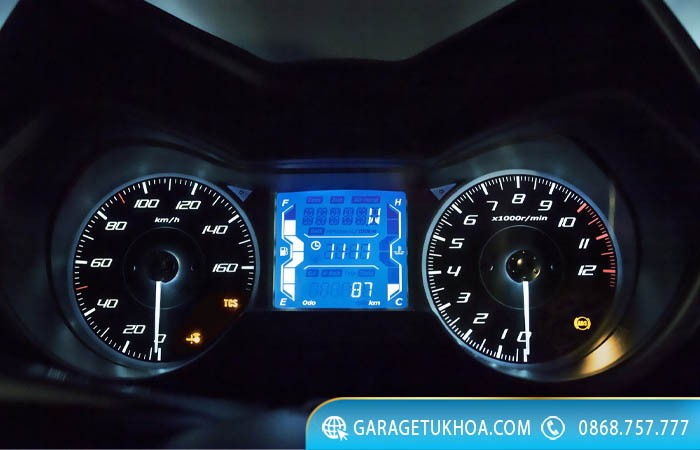 Kỹ thuật viên đang thực hiện tua km xe ô tô tại khu vực Hải Dương bằng thiết bị chuyên dụng