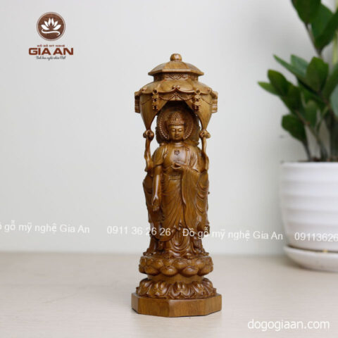 Tượng Tam Thánh gỗ Bách Xanh tinh xảo đặt trang trọng trên taplo xe ô tô mặt đứng, mang lại bình an.