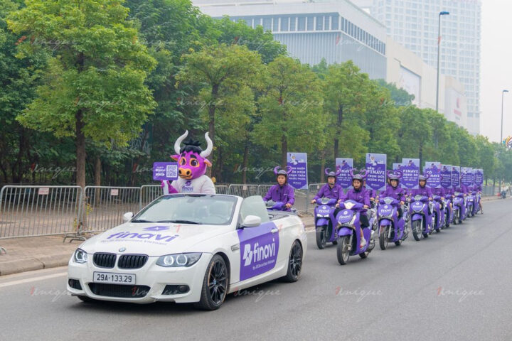 Xe ô tô mui trần sang trọng trong chiến dịch quảng cáo roadshow