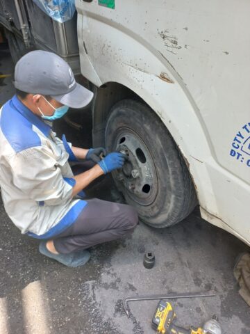 Dịch vụ vá xe ô tô Thủ Đức lưu động chuyên nghiệp trên đường phố