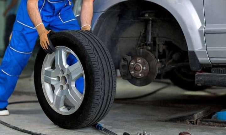 Kiểm tra lốp xe ô tô định kỳ để tuân thủ quy định thay lốp xe ô tô và đảm bảo an toàn vận hành