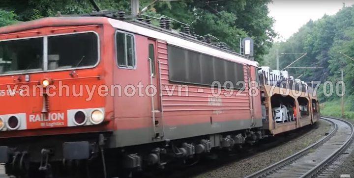 Hình ảnh xe ô tô được vận chuyển trên toa tàu hỏa chuyên dụng