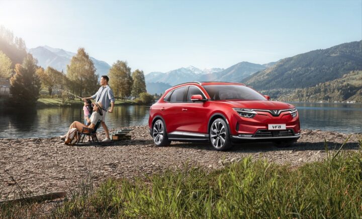Xe ô tô SUV mới VinFast VF 8 với thiết kế lai Coupe hiện đại và năng động