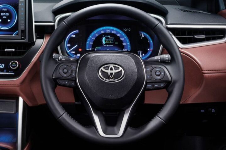 Vô lăng đa chức năng của xe ô tô Toyota Corolla Cross với các nút điều khiển