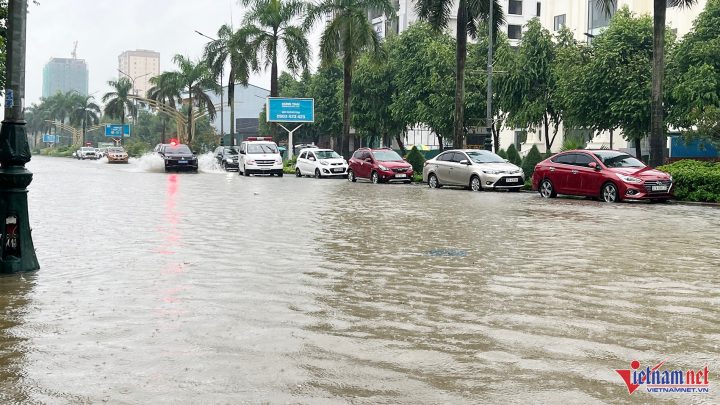 Ô tô chết máy giữa đường ngập lụt chờ ô tô cứu hộ xe máy