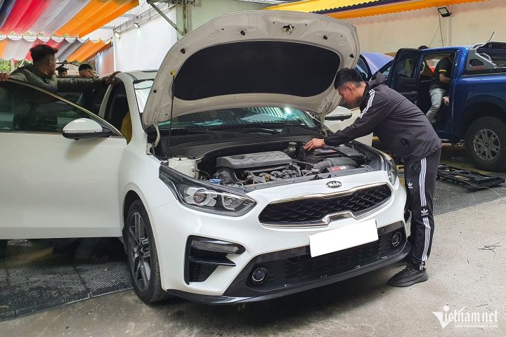 Chuyên gia đang kiểm tra và định giá xe ô tô cũ dựa trên nhiều yếu tố