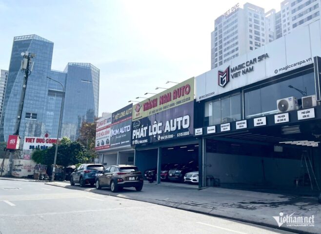 Không khí trầm lắng tại showroom xe ô tô cũ trên đường Lê Văn Lương, Hà Nội, do giá xe ô tô mới cũ giảm giá.