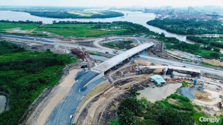 Cảnh quan nút giao thông hiện đại, nơi các phương tiện, bao gồm cả những ý tưởng như **xe ô tô chế từ xe máy**, góp phần vào luồng di chuyển.