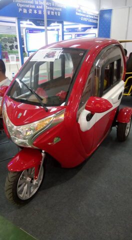 xe dien ba banh gia 41 trieu thiet ke nhu cabin o to