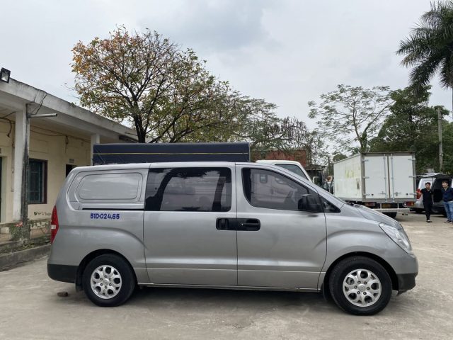 xe hyundai starex 9 cho cu co thiet ke don gian va chac chan